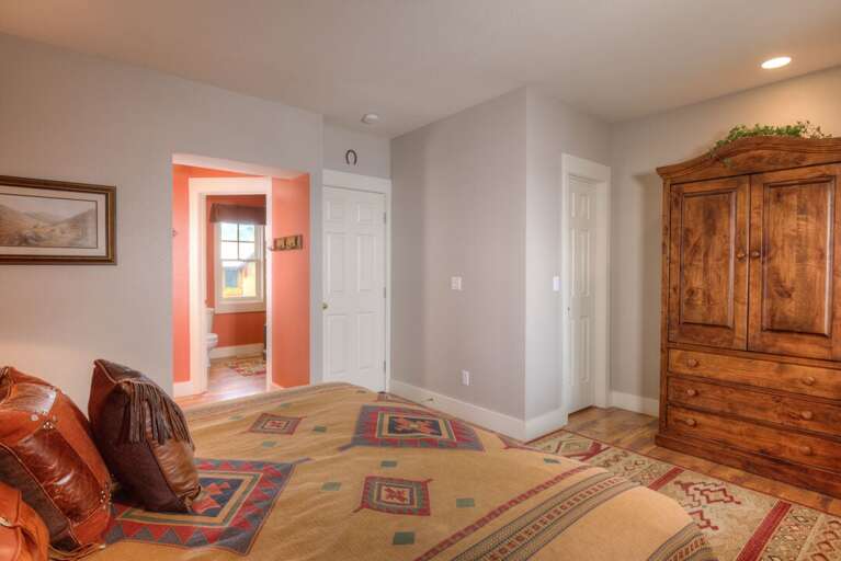 The master bedroom has an ensuite bathroom | Upper Level The master bedroom has an ensuite bathroom | Upper Level