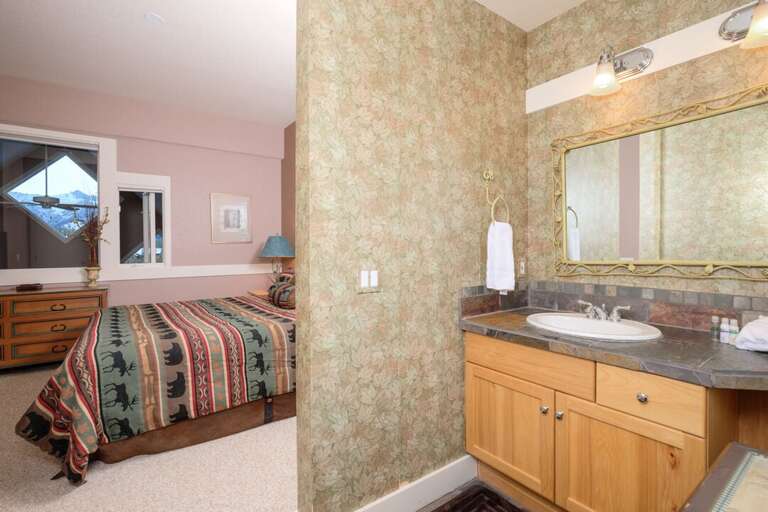 The ensuite bathroom is so convenient | Upper Level The ensuite bathroom is so convenient | Upper Level