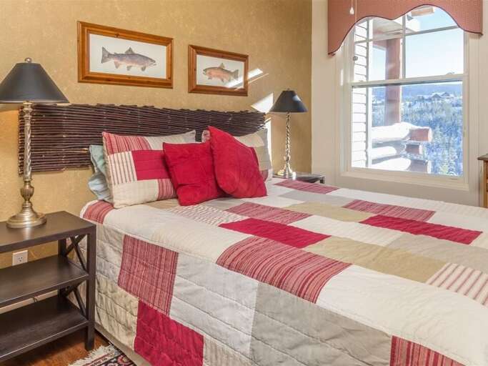 Wake up to gorgeous morning light | Upper Level