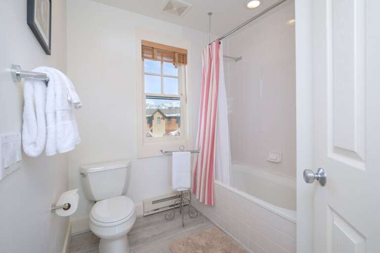 Take a bath with views | Upper Level