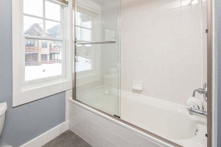 Relax in the bath | Upper Level