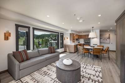 Open-spaced concept with large bay windows to get the full view | Main Level