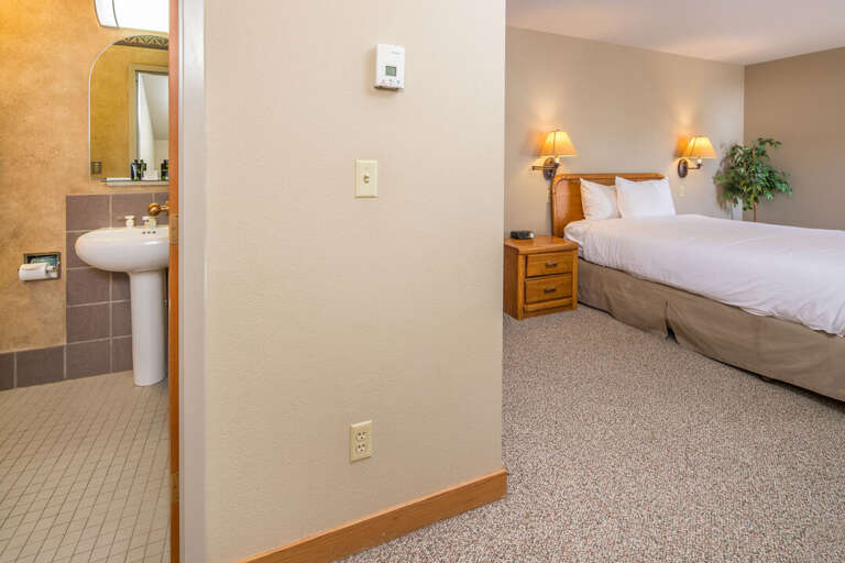 Convenient ensuite bathroom | Upper Level Convenient ensuite bathroom | Upper Level