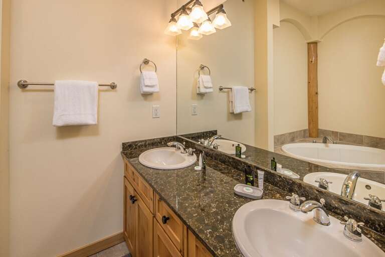 Primary en-suite bathroom | Upper Level