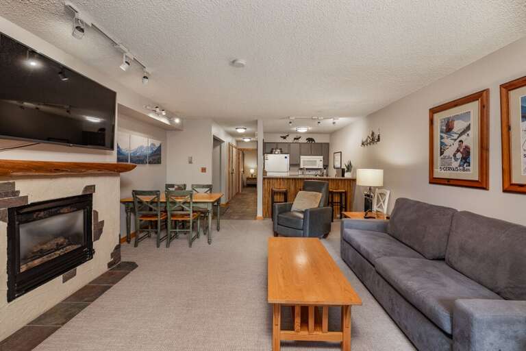 Open-concept floor plan | Main Level