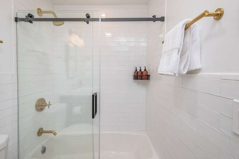 Tub/shower combo in lower level bathroom | Lower Level
