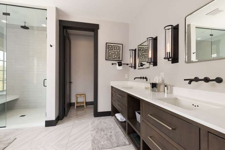 Primary En-suite Bathroom | Main Level