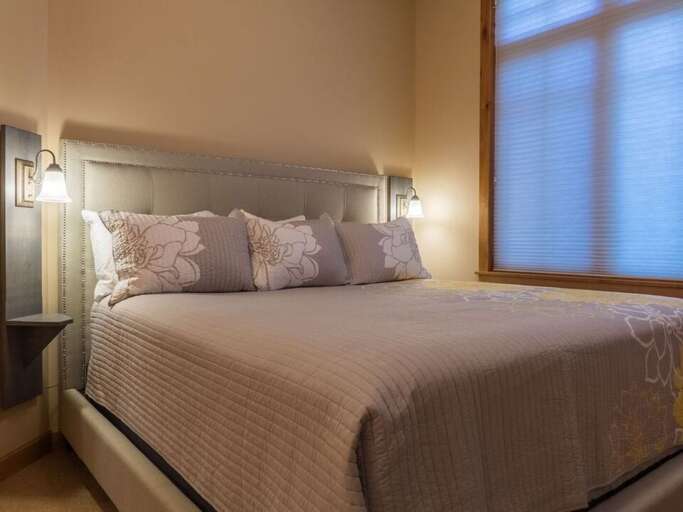 King-Sized Bed King-Sized Bed