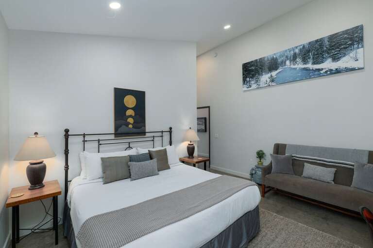 Primary Bedroom | King-size Bed | Main Level Primary Bedroom | King-size Bed | Main Level