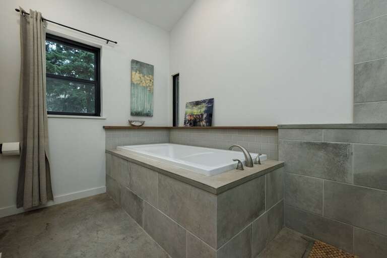 Soak tub | Main Level