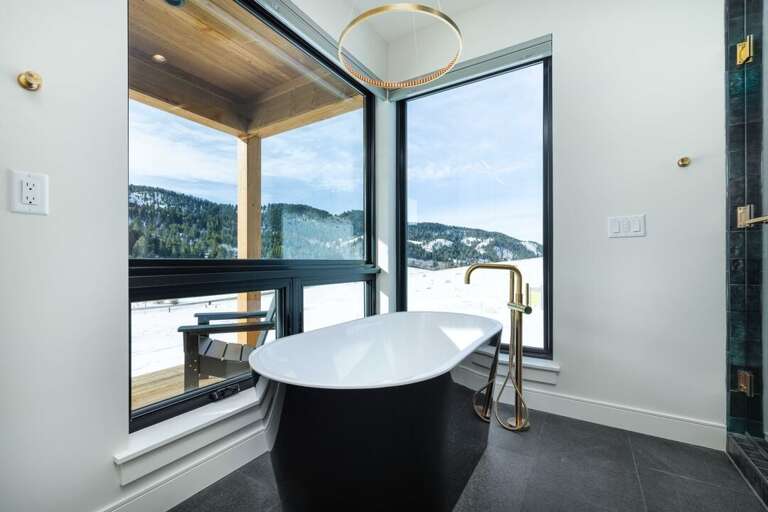 Imagine a soak in this tub! Imagine a soak in this tub!