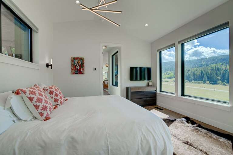 Master bedroom Master bedroom