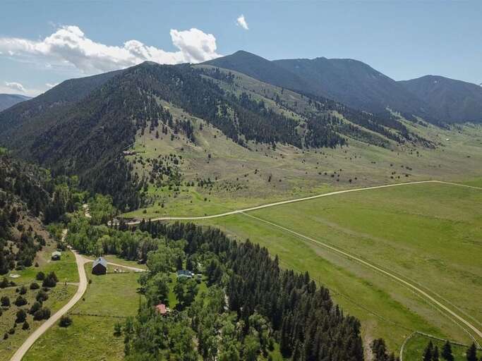 Gorgeous mountain views | Exterior