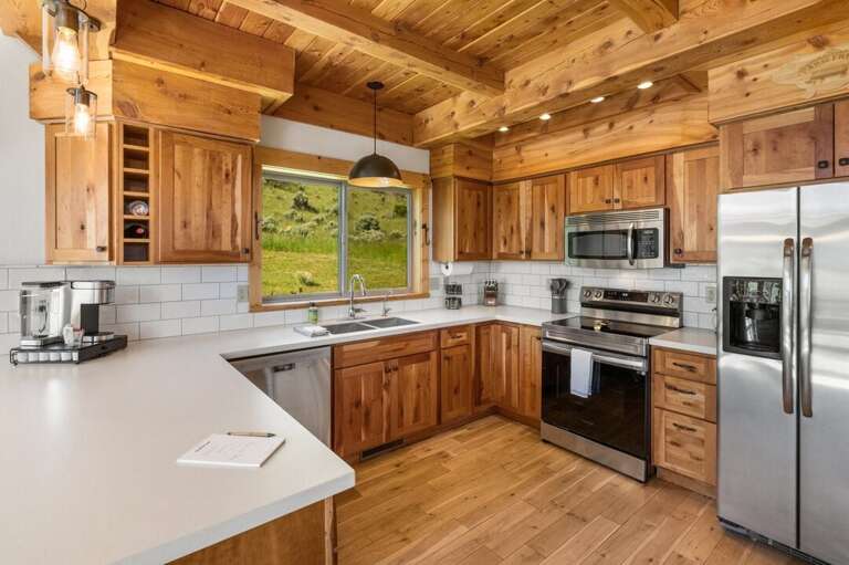 Beautifully updated kitchen | Main Level