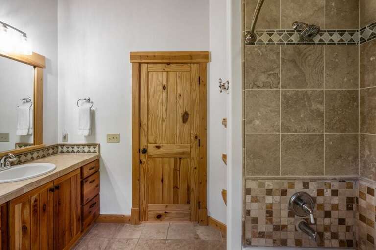 En-suite bathroom | Upper Level En-suite bathroom | Upper Level
