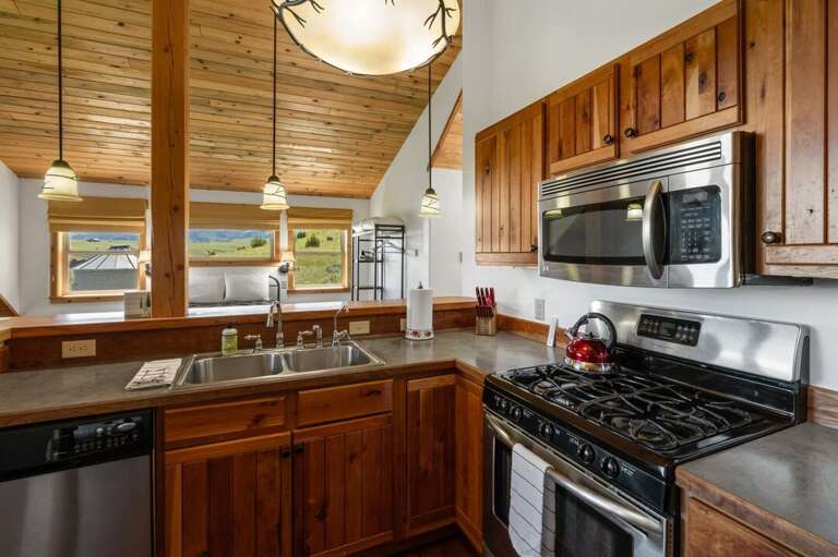 Gas range | Guest Suite | Upper Level Gas range | Guest Suite | Upper Level