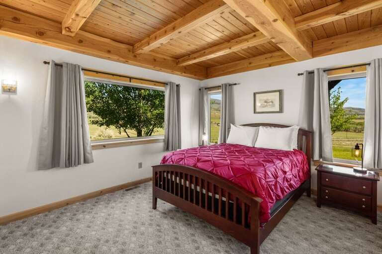 Lots of natural sunlight | Main Level Lots of natural sunlight | Main Level