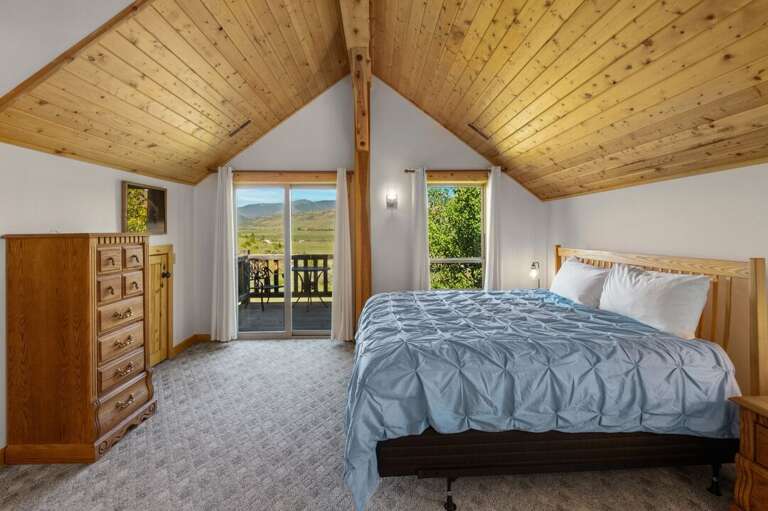 Primary Bedroom | King-size bed | Upper Level Primary Bedroom | King-size bed | Upper Level