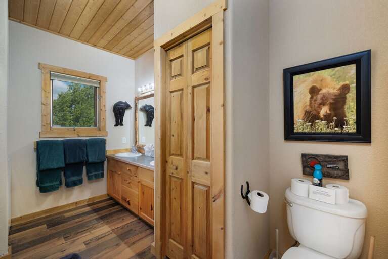 Large bathroom| Main Level