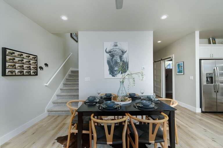 Seating for up to Six People | Main Level Seating for up to Six People | Main Level
