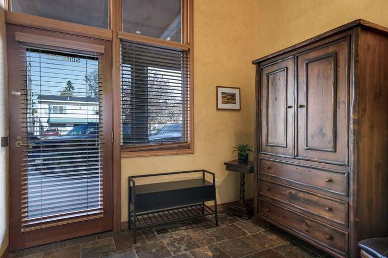 Entryway| Main Level