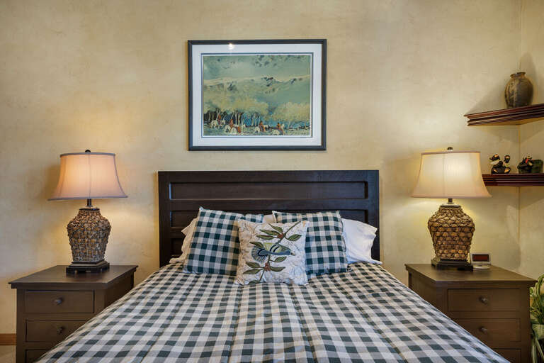 Get a good nights rest| Queen Bed| Main Level