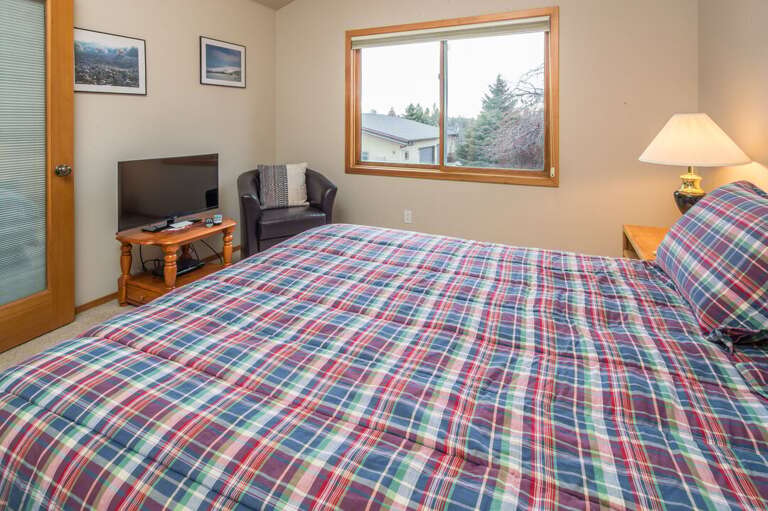 Catch up on a new show | Queen Bed| Main Level Catch up on a new show | Queen Bed| Main Level