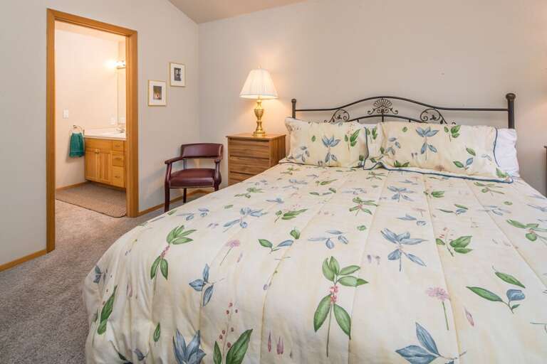 Sleep in on vacation | King Bed | Main Level Sleep in on vacation | King Bed | Main Level