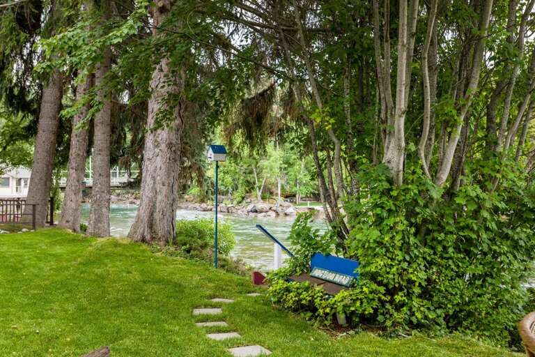 Pathway down to the shared dock Pathway down to the shared dock