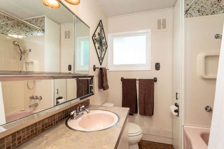 Enjoy the fun pink bathtub | Main Level Enjoy the fun pink bathtub | Main Level