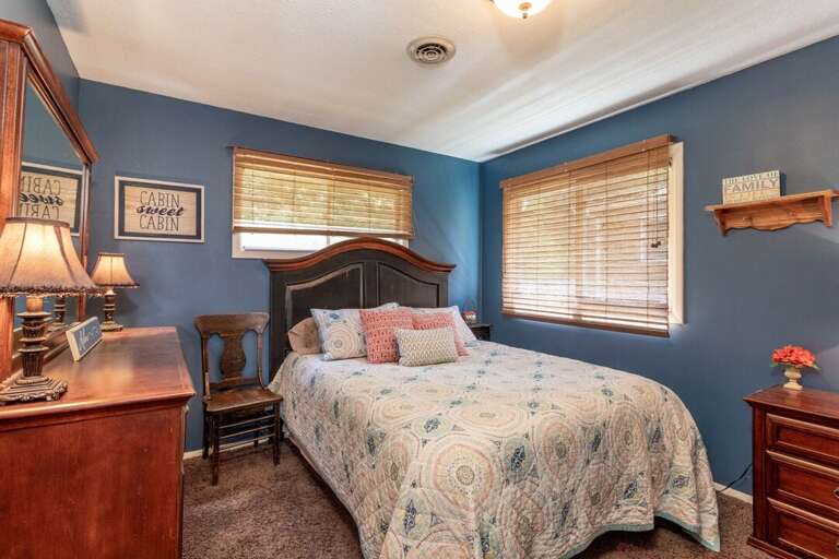 Get a good night's rest | Queen Bed | Main Level Get a good night's rest | Queen Bed | Main Level