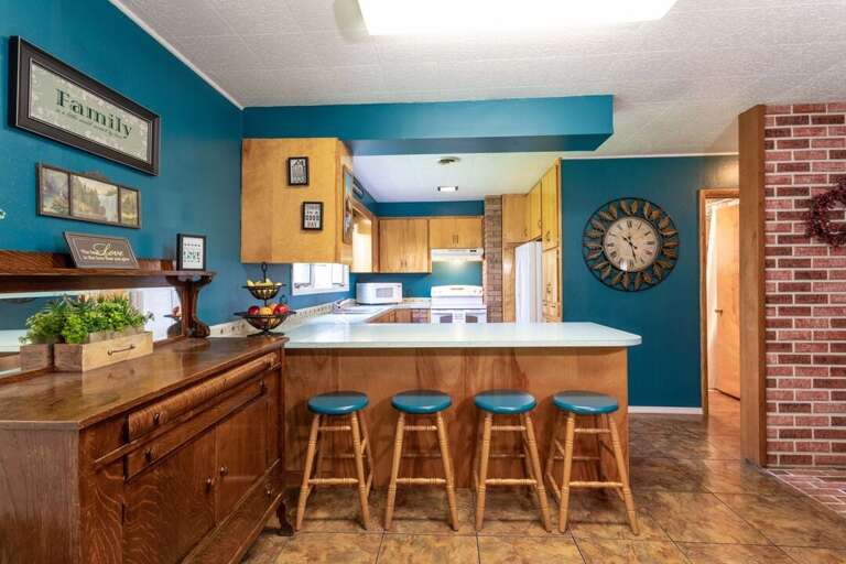 Serve lunch at the bar | Main Level Serve lunch at the bar | Main Level