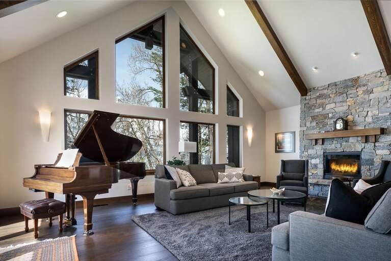Floor to ceiling windows! Floor to ceiling windows!