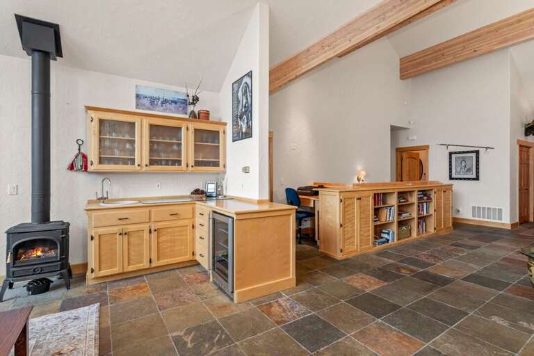 Utilize the mini bar | Main Level