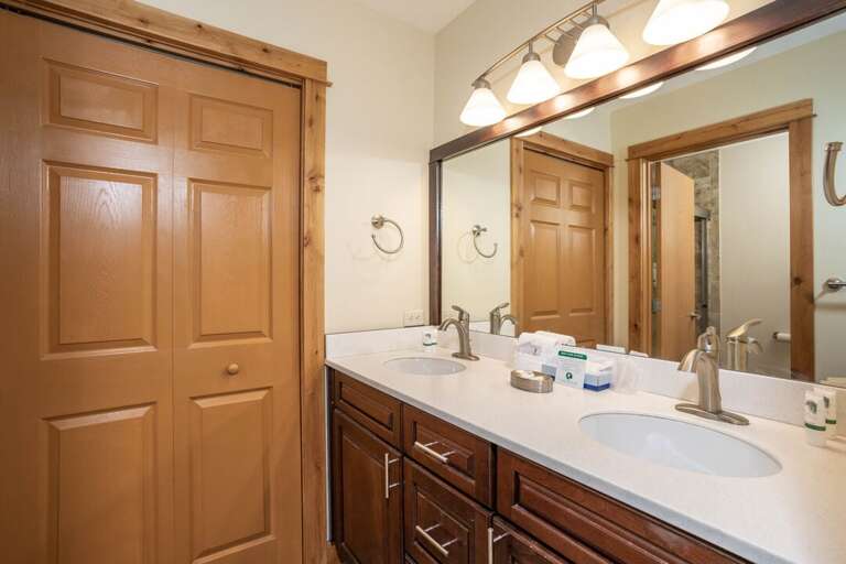 Get ready for the day | Main Level Get ready for the day | Main Level