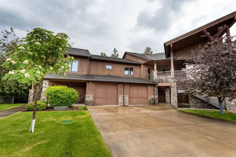 Ample parking | Exterior