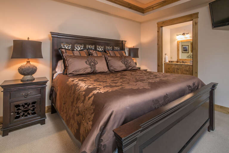 Get cozy in bed | King Bed | Main Level Get cozy in bed | King Bed | Main Level