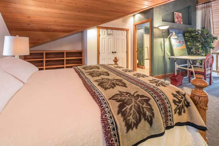 Sleep well | Queen Bed 
| Upper Level Sleep well | Queen Bed 
| Upper Level