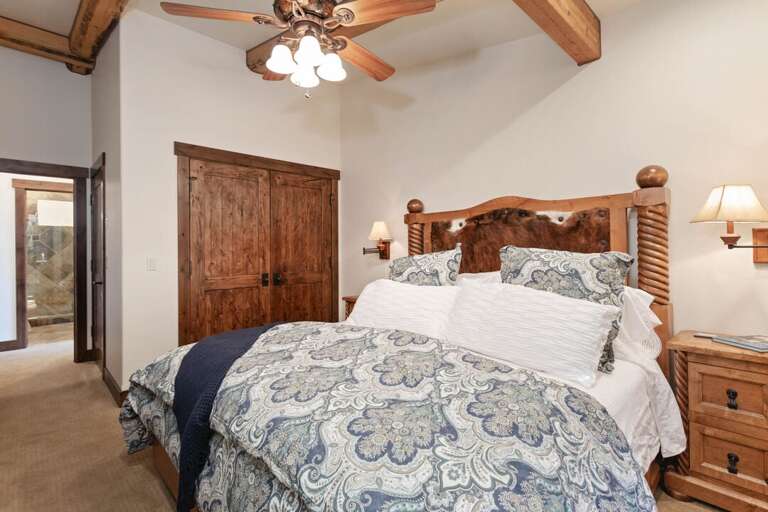 Plush bedding, perfect for a good nights rest! | King Bed