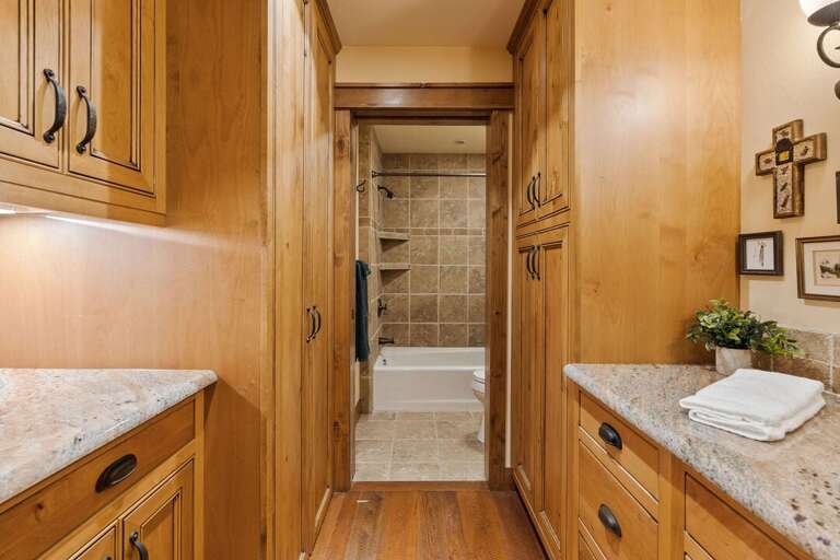 Large bathroom | Main Level Large bathroom | Main Level