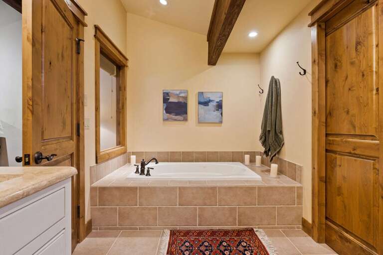 Soaking tub | Upper level Soaking tub | Upper level