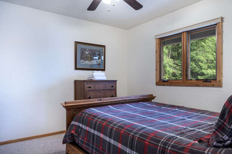 Queen Bed | Main floor