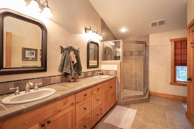 Large Ensuite bathroom