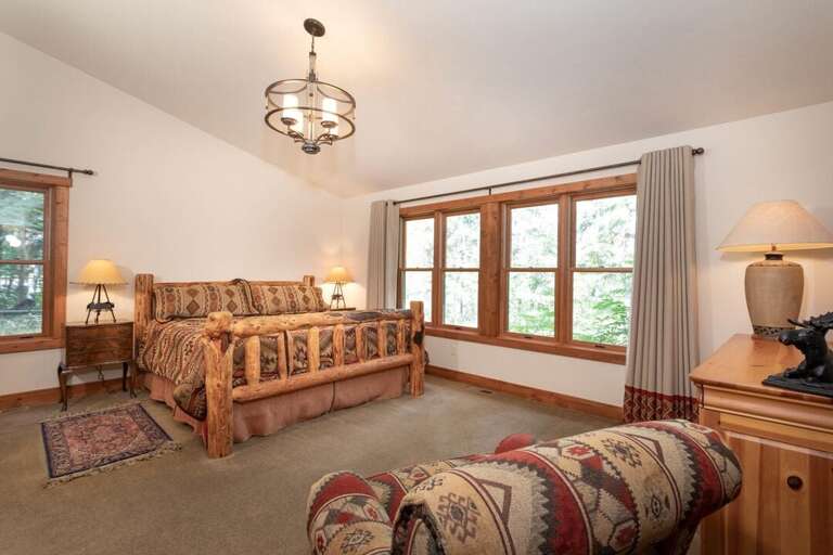 Large King bed to cozy up! | King Bed