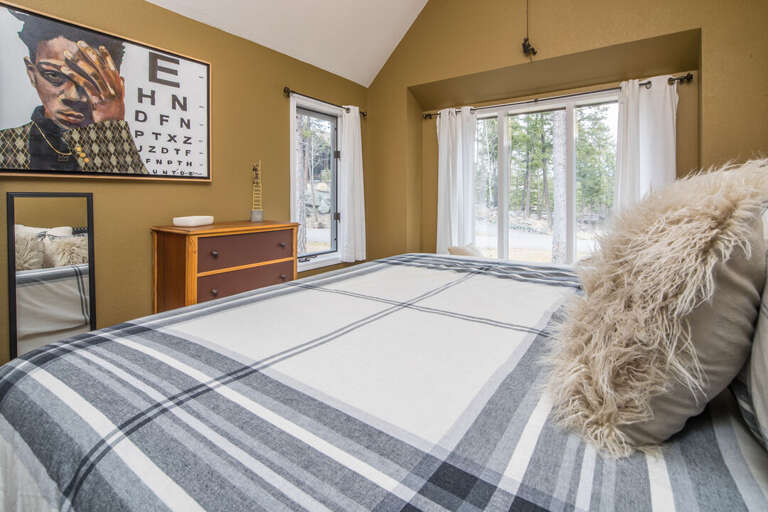 Wake up to gorgeous views | California King-Sized Bed | Main Level Wake up to gorgeous views | California King-Sized Bed | Main Level