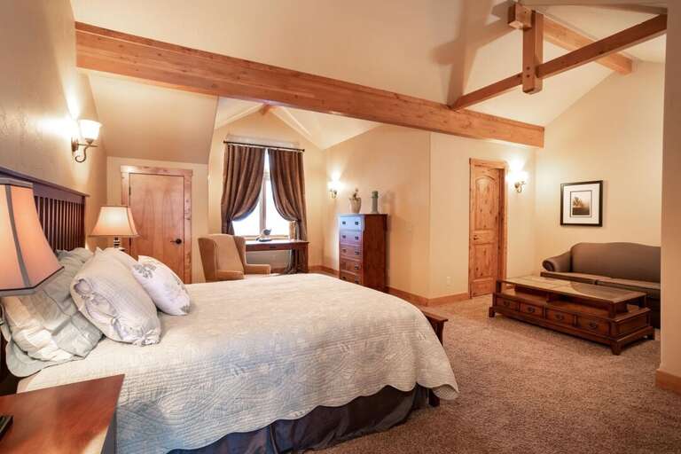 Hangout upstairs | Queen Bed | Upper Level