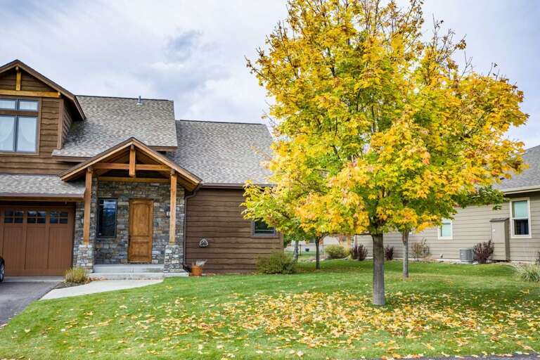 Play in the leaves | Exterior