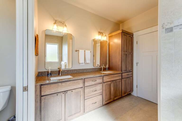 En-suite Primary Bathroom | Main Level En-suite Primary Bathroom | Main Level