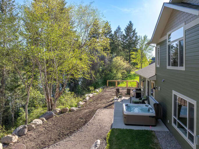 Listen to the Roar of the River From the Backyard | Exterior Listen to the Roar of the River From the Backyard | Exterior