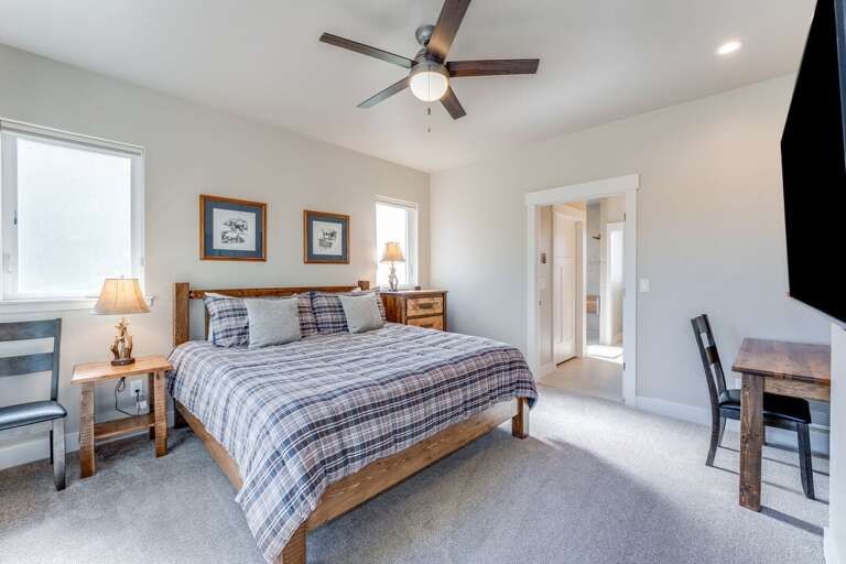 Primary Bedroom | King-size Bed | Main Level Primary Bedroom | King-size Bed | Main Level